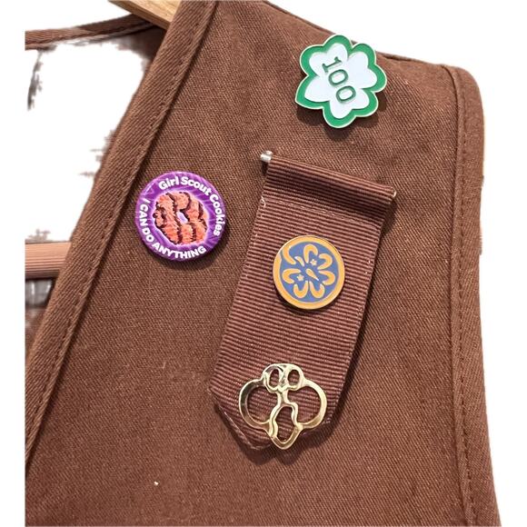 GIRL SCOUT Brownie Vest Sz MD Multiple Patches & Pins Attached Can Be Repurposed - Picture 4 of 9